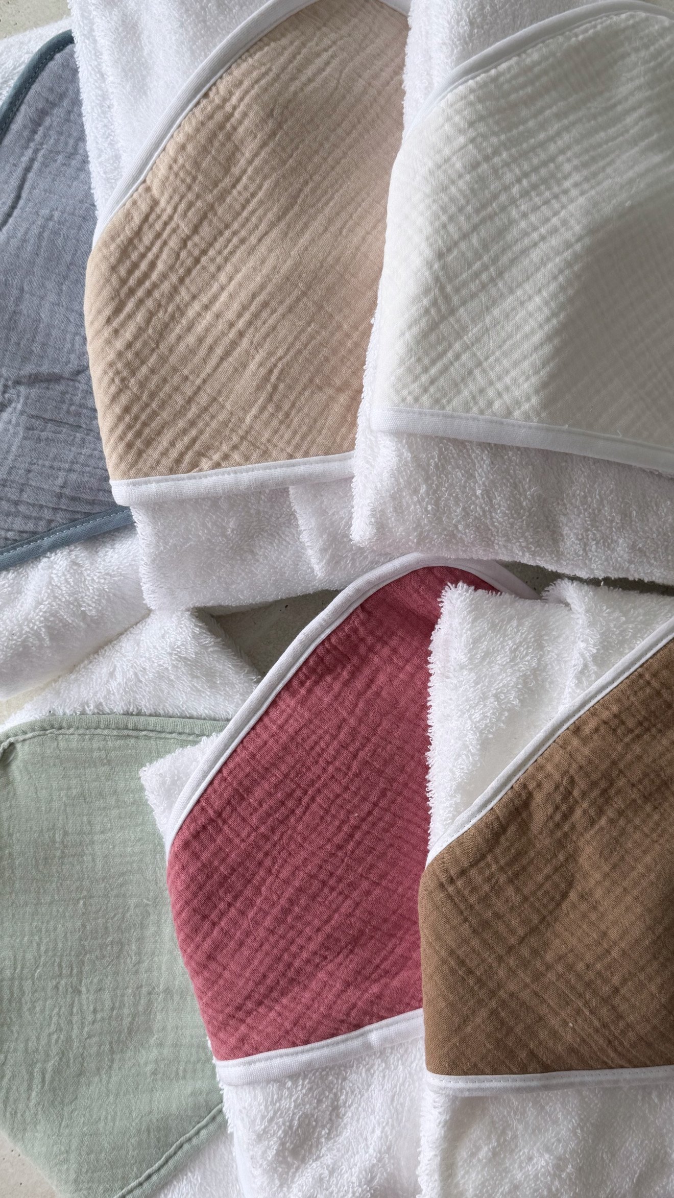 Cap de bain personnalisé en gaze de coton – un cadeau qui accompagne bébé à chaque étape de sa vie – Image 2